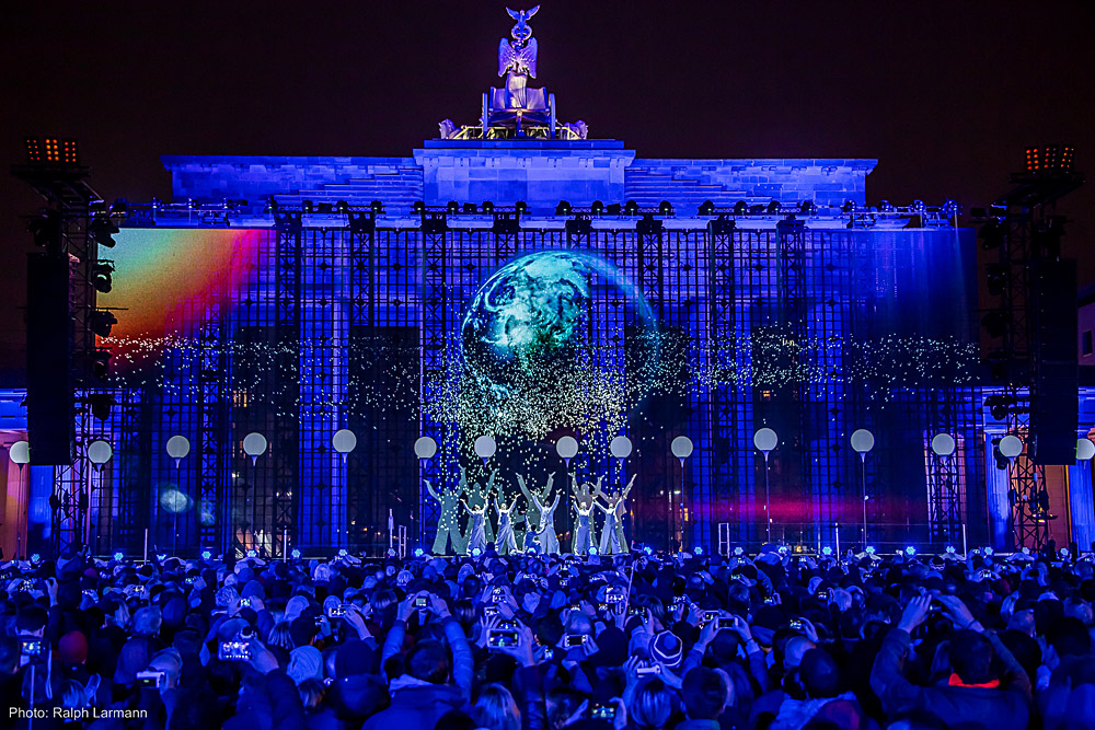 show-mauerfall-brandenburger-tor-berlin