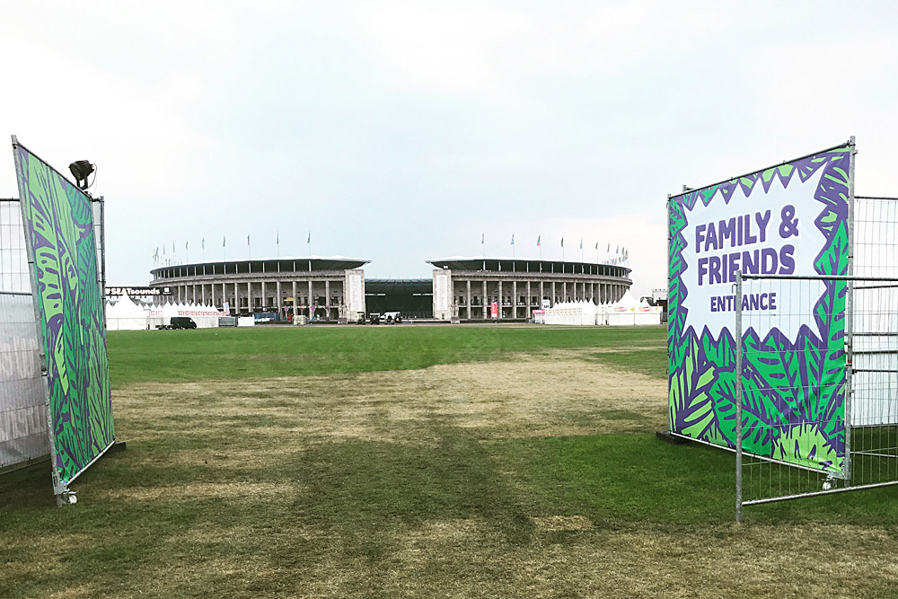 family-friends-space-lollapalooza-berlin